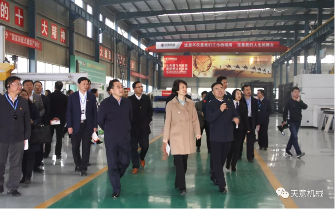 濟(jì)寧市委常委、組織部部長(zhǎng)孔凡萍帶領(lǐng)全市“兩新”組織黨建工作現(xiàn)場(chǎng)觀摩團(tuán)蒞臨天意機(jī)械調(diào)研指導(dǎo)